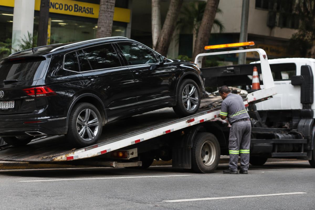 Guincho da AutoBlock rebocando um SUV preto em São Luís-MA